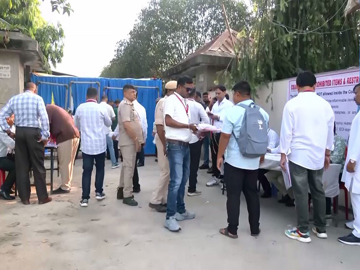 কলকাতার একটি ভোট গণনা কেন্দ্রের সামনের দৃশ্য