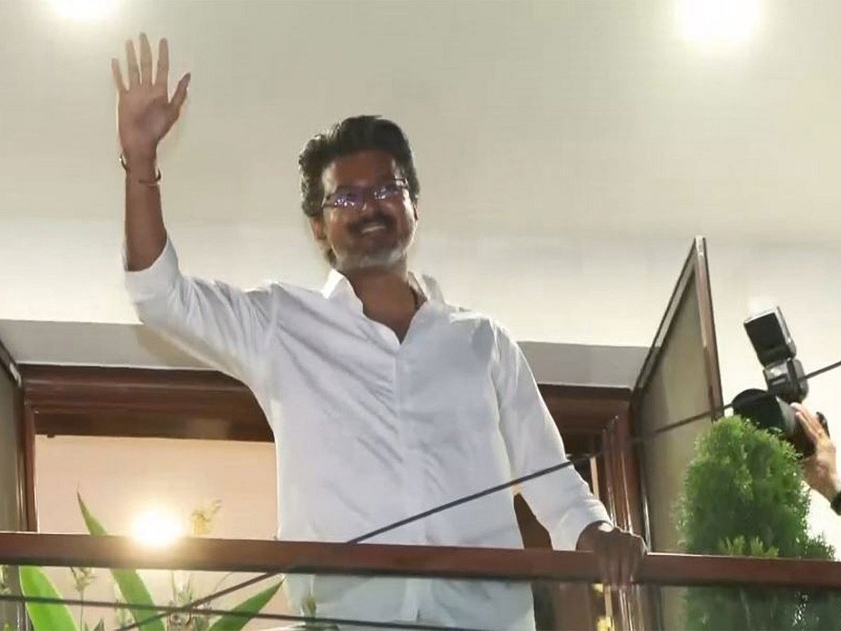 তামিলনাড়ু বিধানসভা নির্বাচনে সাফল্যের পর বাবা-মায়ের সঙ্গে দেখা করতে গিয়ে ভক্তদের অভিবাদনের জবাব দিচ্ছেন অভিনেতা ও রাজনীতিবিদ বিজয়। চেন্নাই, তামিলনাড়ু। ৪ মে ২০২৬