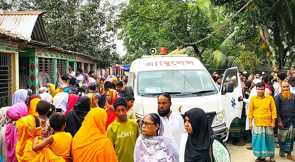 ফ্লোরিডায় খুন হওয়া লিমনের মরদেহবাহী অ্যাম্বুলেন্স জামালপুরের মাদারগঞ্জ উপজেলার গ্রামের বাড়িতে পৌঁছাতেই সেটিকে ঘিরে ধরেন স্বজন ও গ্রামবাসী। আজ বেলা সাড়ে তিনটার দিকে উপজেলার কড়ইচড়া ইউনিয়নের মহিষবাথান এলাকায়