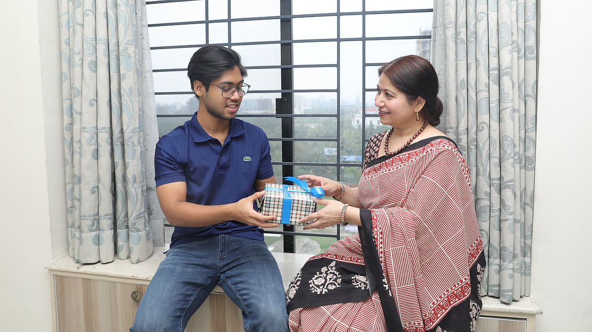 মাকে ভালোবাসা জানাতে মা দিবসে দিতে পারেন বিশেষ কোনো উপহার