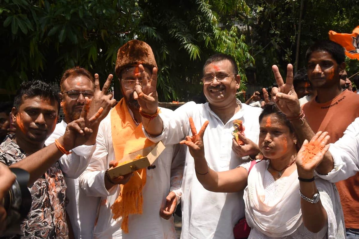 পশ্চিমবঙ্গ বিধানসভা নির্বাচনে বিজেপির বিজয়ের পর কলকাতায় দলটির সমর্থকদের গেরুয়া আবির খেলা