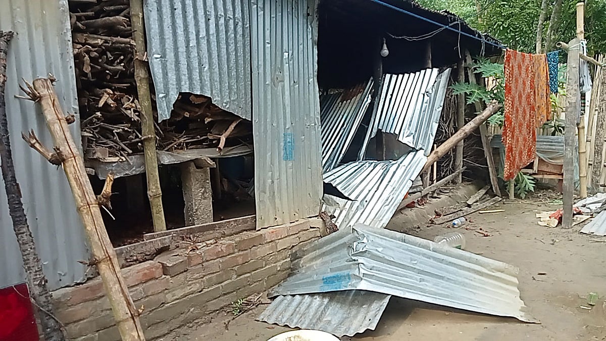ঘরবাড়ি ভাঙচুর ও লুটপাট করা হয়। আজ সোমবার সকালে ফরিদপুরের সালথা উপজেলার মিরের গট্টি গ্রামে