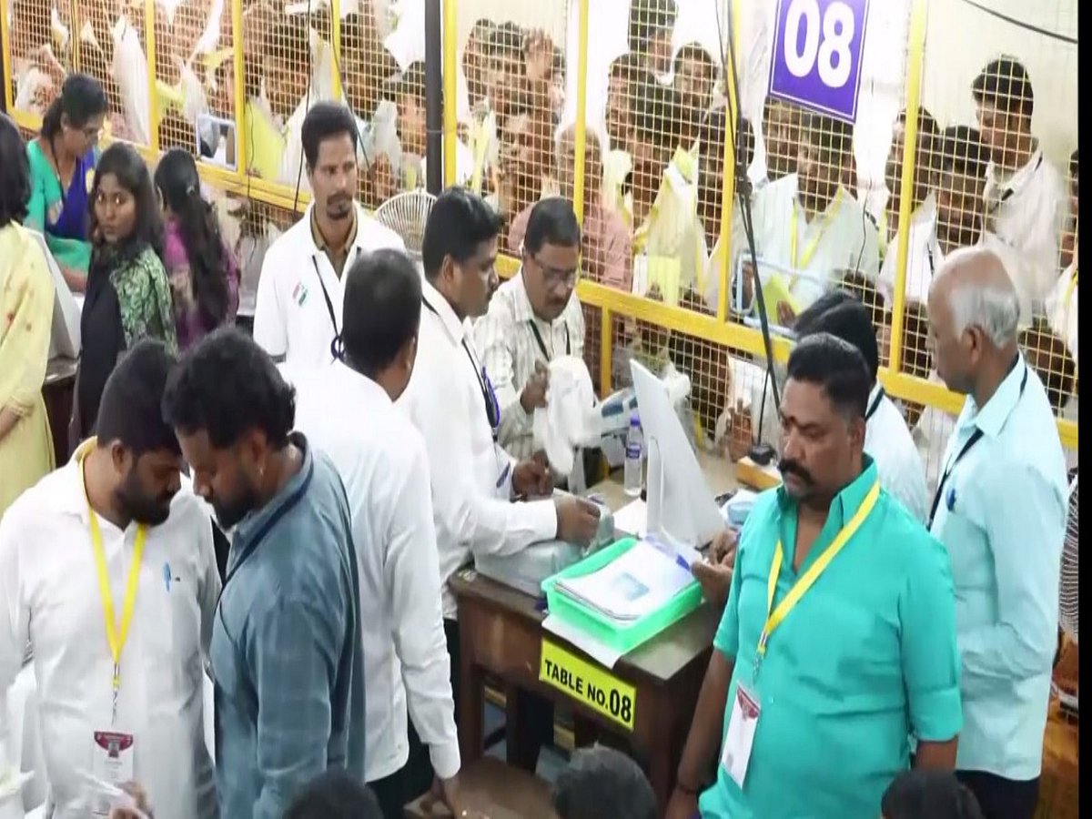 স্থানীয় সময় দুপুর ১২টার মধ্যে পশ্চিমবঙ্গ বিধানসভা নির্বাচনে
জয়–পরাজয়ের গতিপ্রকৃতি জানা যেতে পারে