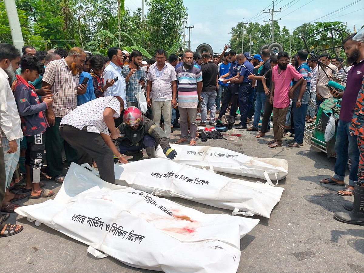 ময়মনসিংহের মুক্তাগাছায় ট্রাক ও সিএনজিচালিত অটোরিকশার সংঘর্ষে ঘটনাস্থলেই তিন নারী নিহত হয়েছেন। সোমবার বেলা পৌনে ১২টার দিকে মনতলা সমিতিঘর এলাকায়