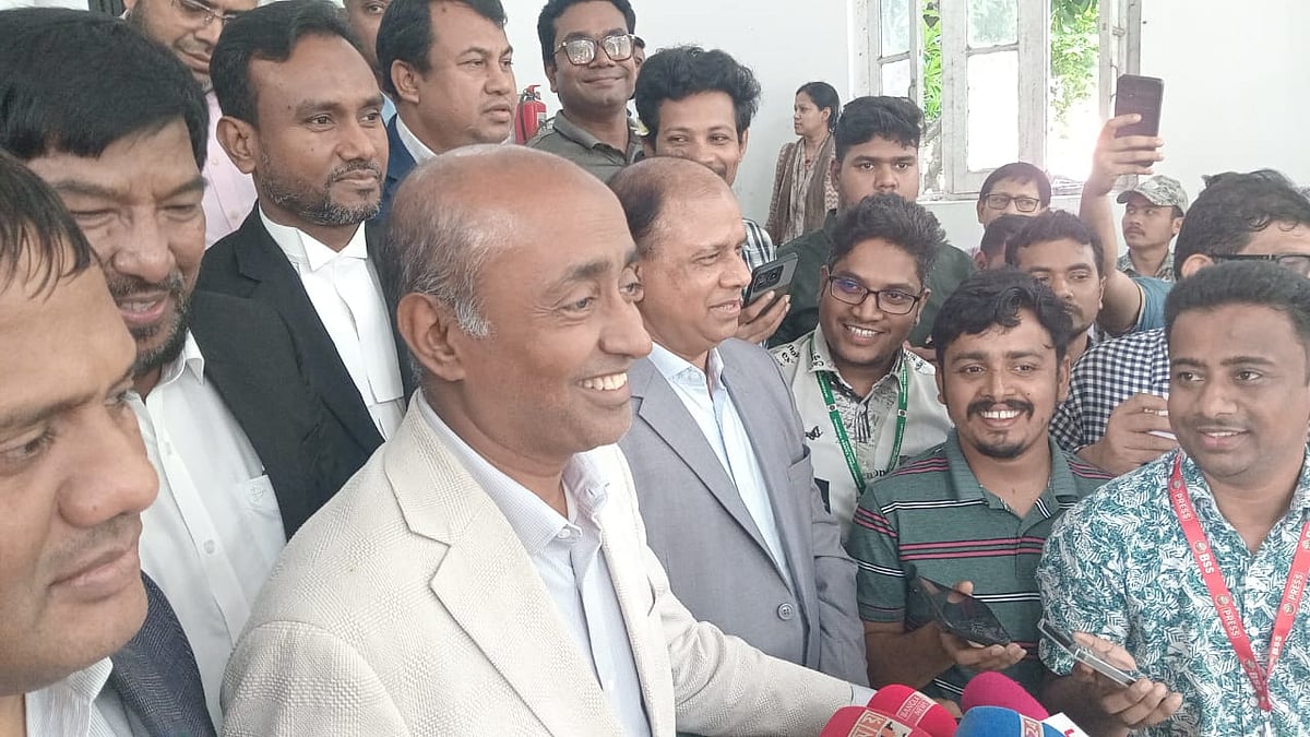 সাংবাদিকদের ব্রিফিংয়ে আইনমন্ত্রী মো. আসাদুজ্জামান। আজ সোমবার বিকেলে আন্তর্জাতিক অপরাধ ট্রাইব্যুনাল প্রাঙ্গণে
