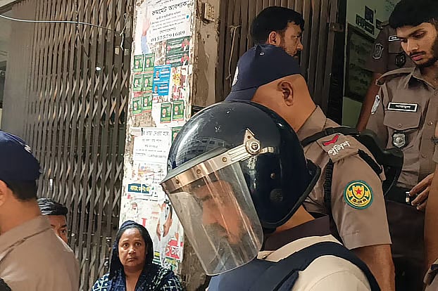 আদালত প্রাঙ্গণে আফজাল নাছের
