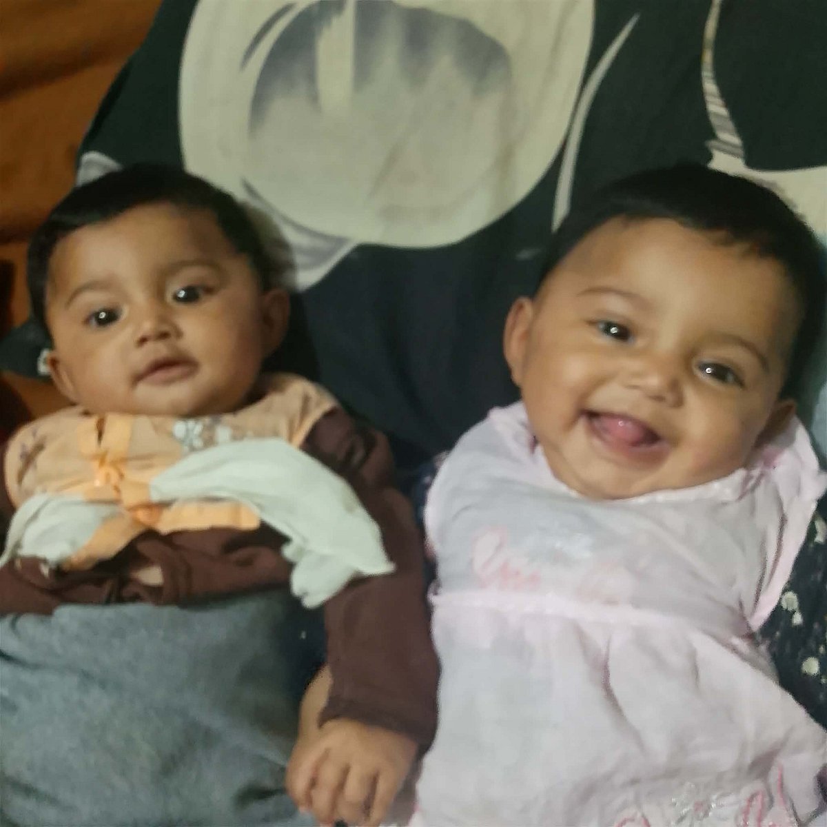 সাত মাস বয়সী যমজ বোন খাদিজা ও ফাতেমা (হাসিমুখে)