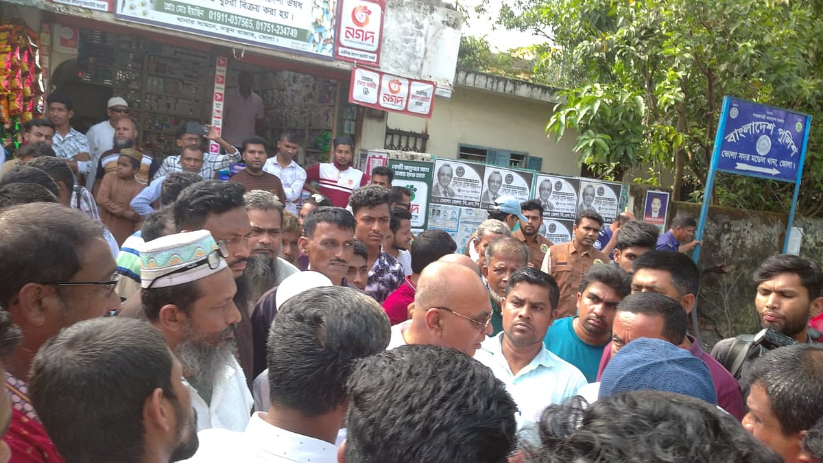 ভোলায় কোস্টগার্ডের হাতে অস্ত্রসহ বিএনপি নেতা আটক, প্রতিবাদে মানববন্ধন - Image 1