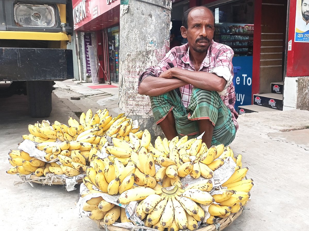 ‘সংসার চলে না গো বাপু, ৪০০ থেকে ৫০০ টেহায় এহন আর কিছুই হয় না’ - Image 1