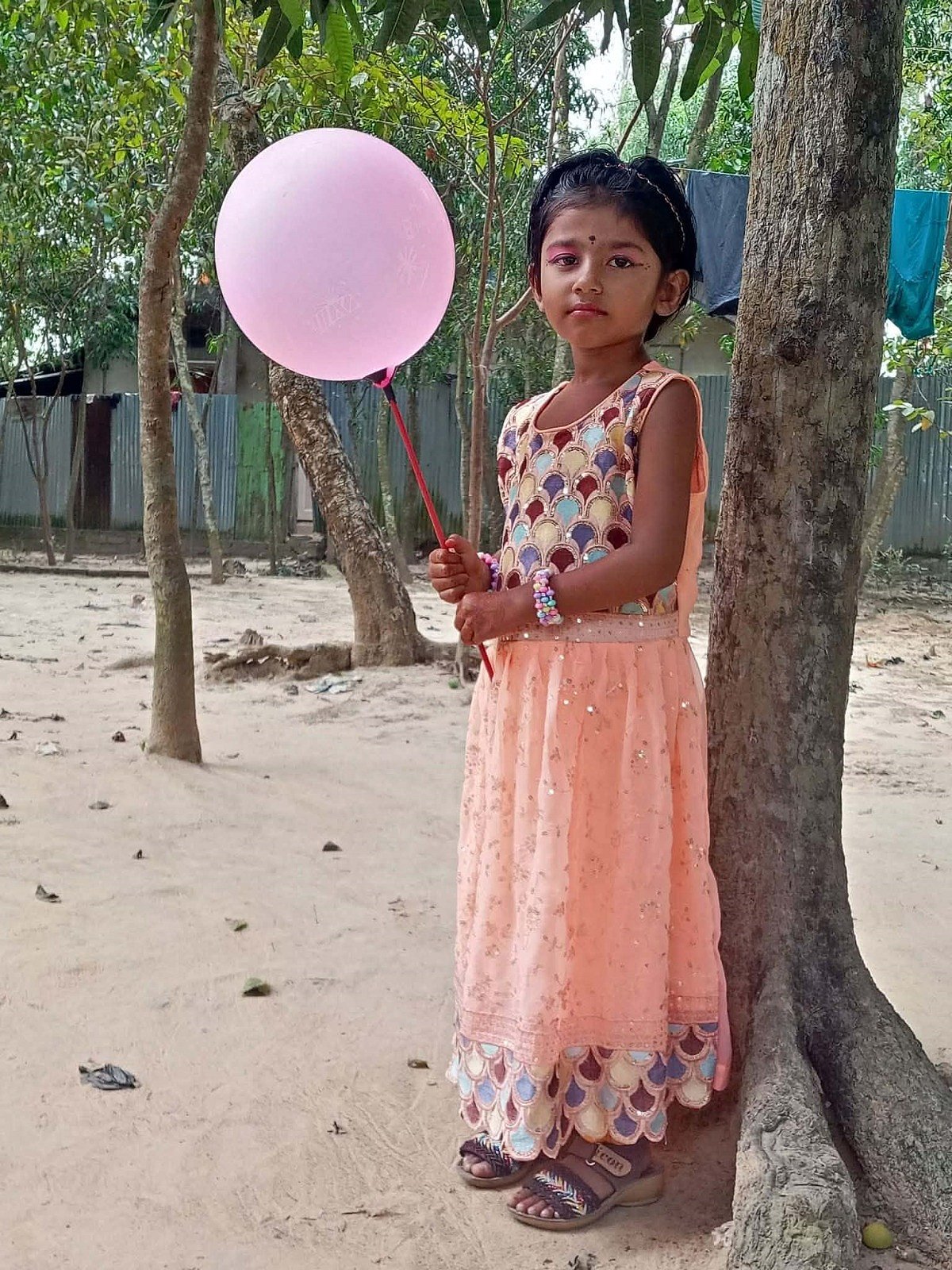 ঈদের সাজে ছোট্ট নুসরাত। আজ দুপুরে স্কুল থেকে বাসায় ফেরার পথে সড়ক দুর্ঘটনায় মারা যায় সে