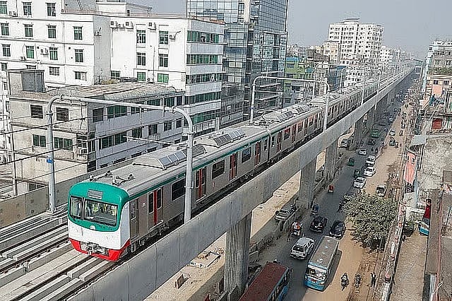 উত্তরা থেকে মতিঝিল পর্যন্ত একটি মেট্রোরেল লাইন চালু আছে। এটি কমলাপুর পর্যন্ত সম্প্রসারণের কাজ চলছে
