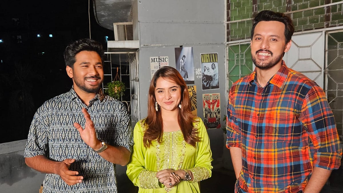 আড্ডার ফাঁকে এটা আমাদেরই গল্পর তিন অভিনয়শিল্পী খায়রুল বাসার, কেয়া পায়েল ও ইরফান সাজ্জাদ। ছবি: প্রথম আলো