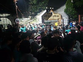 ঢাকা বিশ্ববিদ্যালয়ের মুহসীন হলে ব্যানার টানানো নিয়ে ছাত্রদল ও হল সংসদের নেতাদের মধ্যে হাতাহাতি
