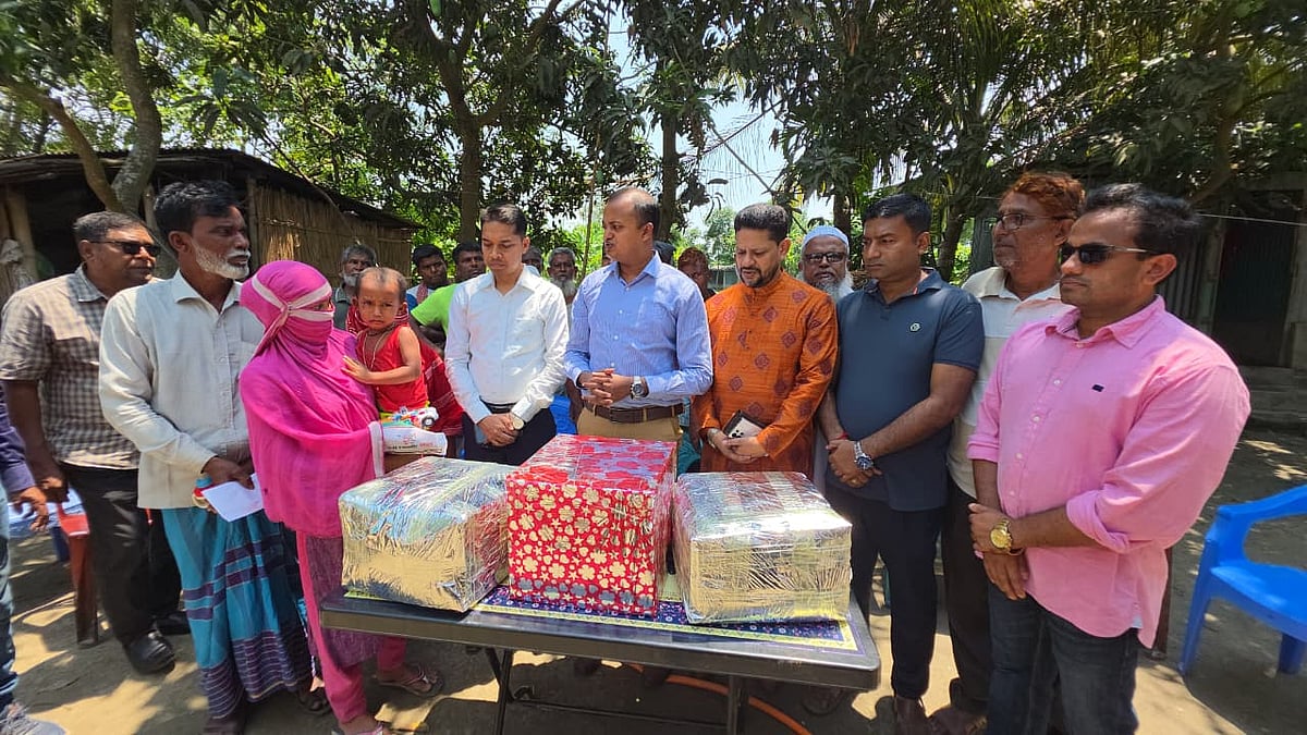 প্রধানমন্ত্রীর পক্ষ থেকে বোয়ালমারীর ইউএনও এস এম রকিবুল হাসান শিশুটির বাড়িতে গিয়ে খেলনা, টাকা ও খাদ্যসামগ্রী পৌঁছে দেন। আজ মঙ্গলবার সকালে উপজেলার সাতৈর গ্রামে
