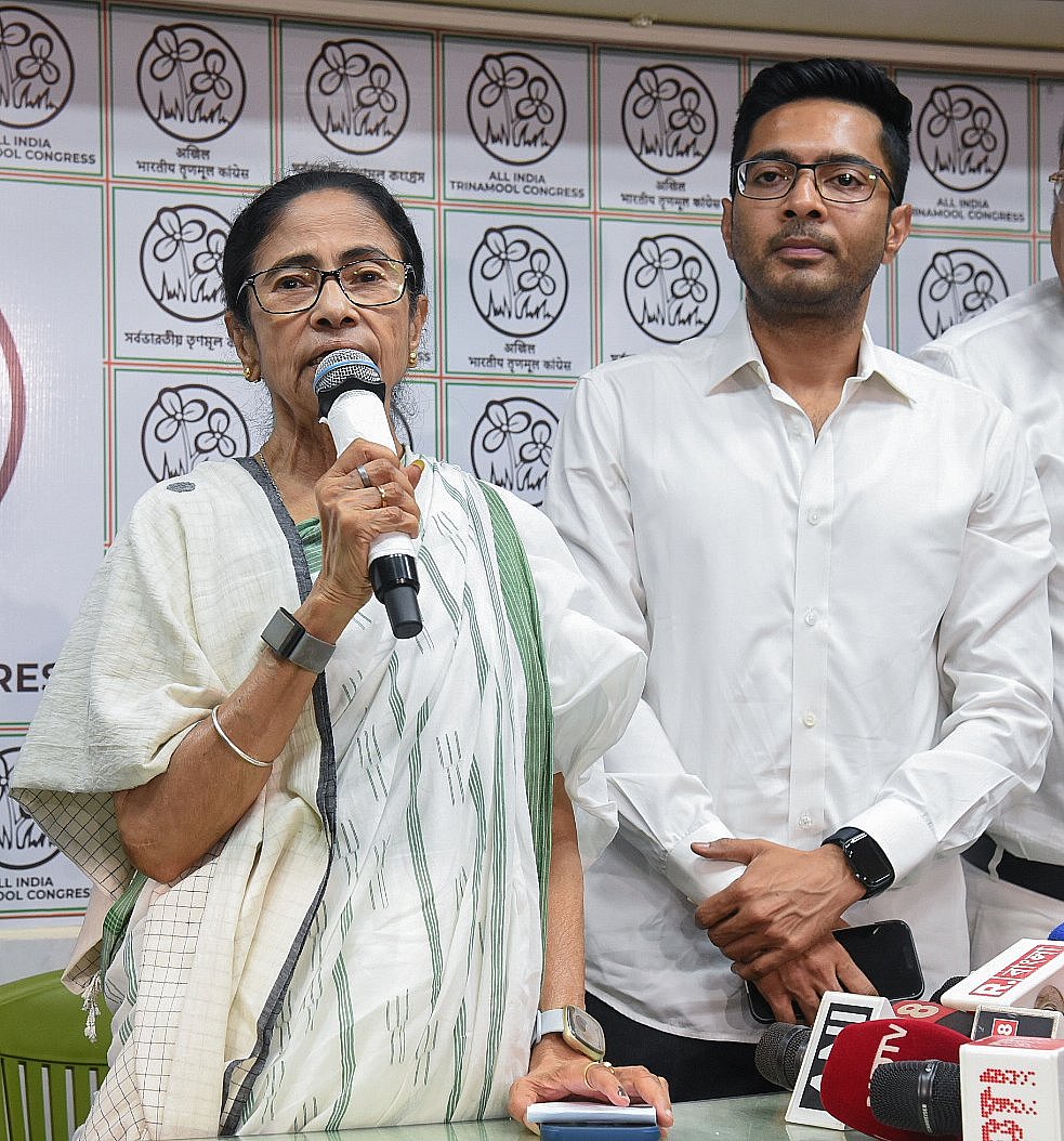 পশ্চিমবঙ্গ বিধানসভা নির্বাচনে হারের পর গত মঙ্গলবার সংবাদ সম্মেলন করেন তৃণমূল কংগ্রেস নেত্রী মমতা বন্দ্যোপাধ্যায়। পাশে ভাইপো তৃণমূলের সংসদ সদস্য অভিষেক বন্দ্যোপাধ্যায়। ৫ মে ২০২৬, কলকাতা