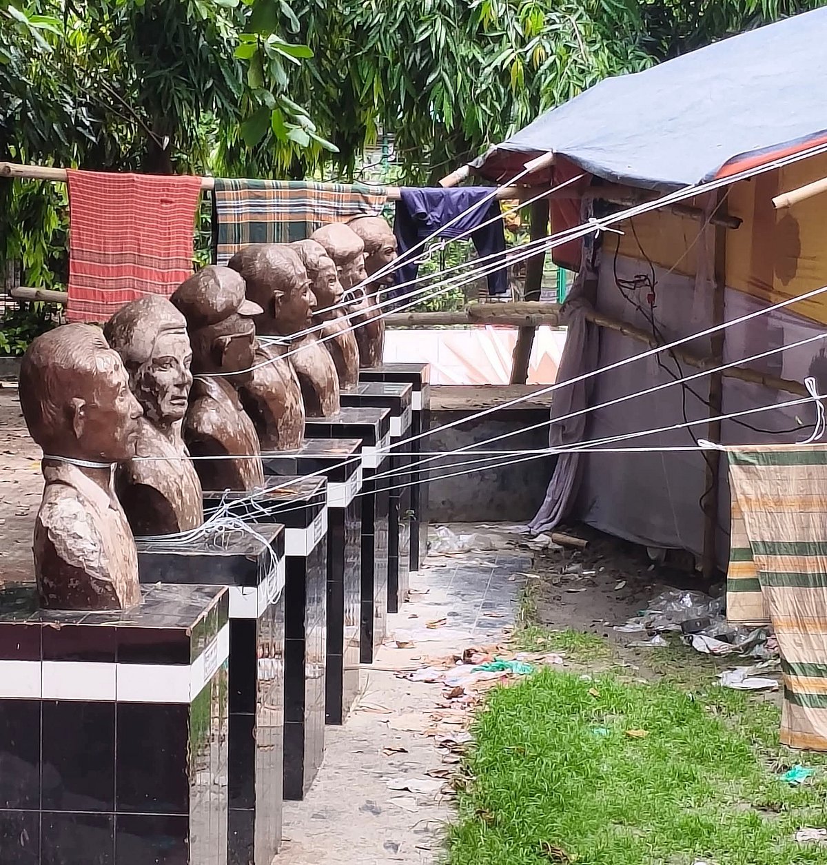 টাঙ্গাইল শহীদ স্মৃতি পৌর উদ্যানে বিসিকের মেলায় নির্মাণ করা স্টলের দড়ি বীরশ্রেষ্ঠদের গলায় বেঁধে দেওয়া হয়েছে