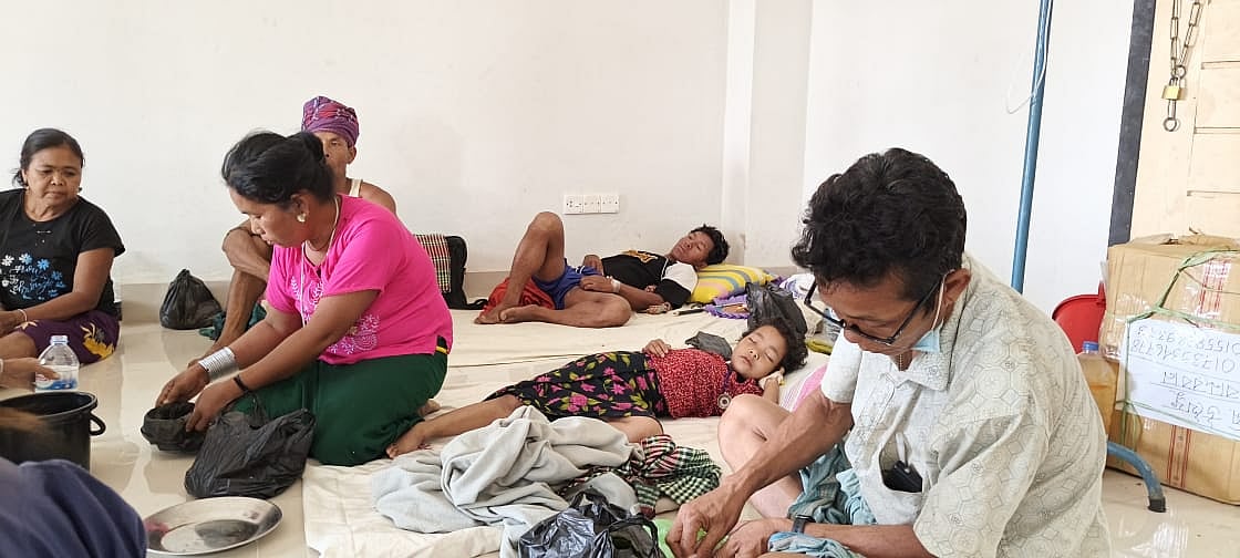 বান্দরবান আলীকদম স্বাস্থ্যকেন্দ্রে হামের উপসর্গ নিয়ে আসা শিশুদের মেঝেতে রেখে চিকিৎসা দেওয়া হচ্ছে