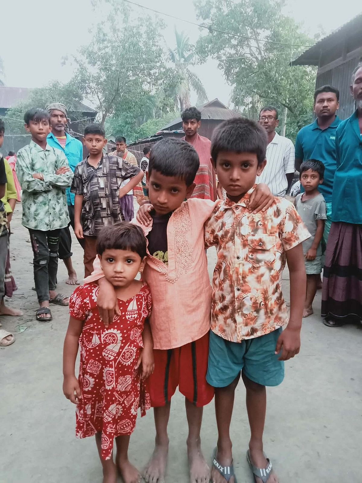 কৃষক আহাদ মিয়ার তিন শিশু সন্তান। গতকাল সোমবার কৃষক আহাদের বাড়িতে