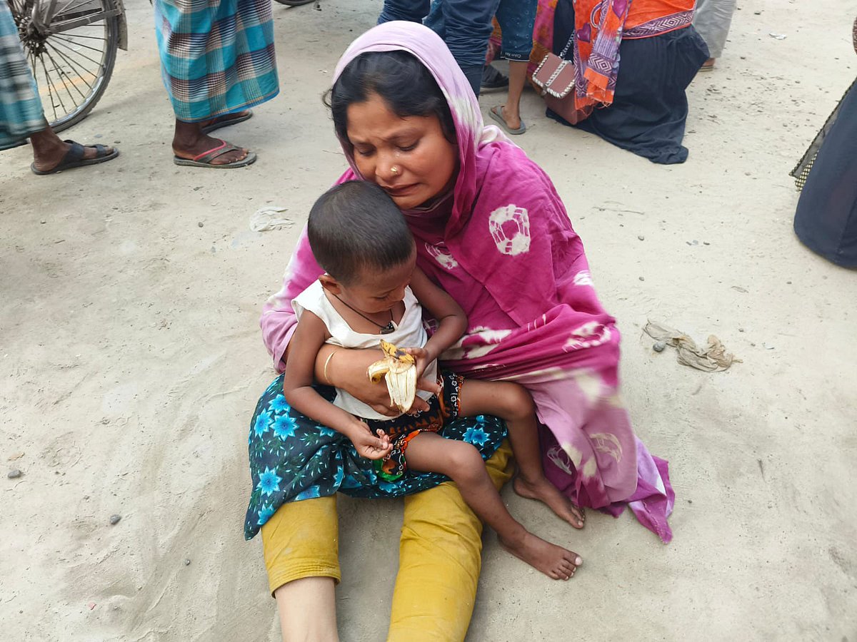 স্বামী আরিফুলের মৃত্যুর খবর শুনে কান্নায় ভেঙে পড়েন স্ত্রী শারমিন আখতার। আজ মঙ্গলবার বিকেলে রংপুরের বদরগঞ্জ উপজেলার পাঠানপাড়ায়