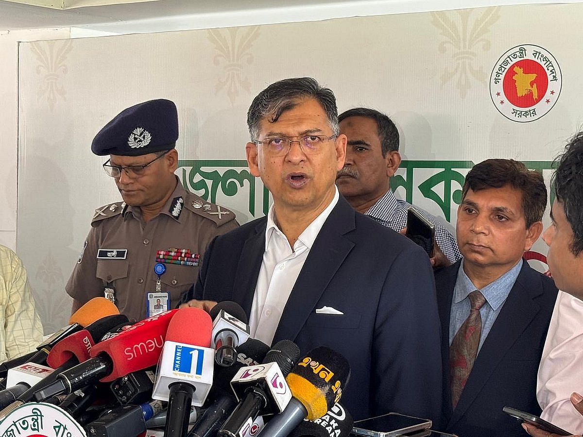 ঢাকার ওসমানী স্মৃতি মিলনায়তনে আজ বুধবার জেলা প্রশাসক সম্মেলনের স্বরাষ্ট্র মন্ত্রণালয়–সম্পর্কিত অধিবেশন শেষে সাংবাদিকদের মুখোমুখি স্বরাষ্ট্রমন্ত্রী সালাহউদ্দিন আহমদ