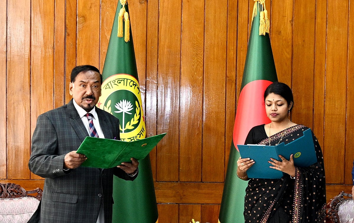 ত্রয়োদশ জাতীয় সংসদের সংরক্ষিত নারী আসনের সদস্য হিসেবে নুসরাত তাবাসসুমকে শপথ পড়ান স্পিকার হাফিজ উদ্দিন আহমদ। ৬ মে ২০২৬