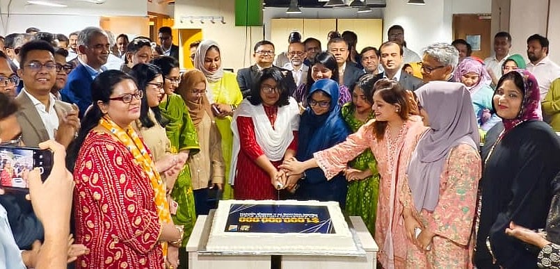 প্রথমবারের মতো ব্যাংকটি এক মাসে ১০০ কোটি ডলারের বেশি বৈদেশিক বাণিজ্য সম্পন্ন করার রেকর্ড উদ্‌যাপন অনুষ্ঠানে ব্র্যাক ব্যাংকের এমডি ও সিইও তারেক রেফাত উল্লাহ খানসহ ঊর্ধ্বতন কর্মকর্তারা। সম্প্রতি রাজধানীর গুলশানে ব্যাংকের প্রধান কার্যালয়ে