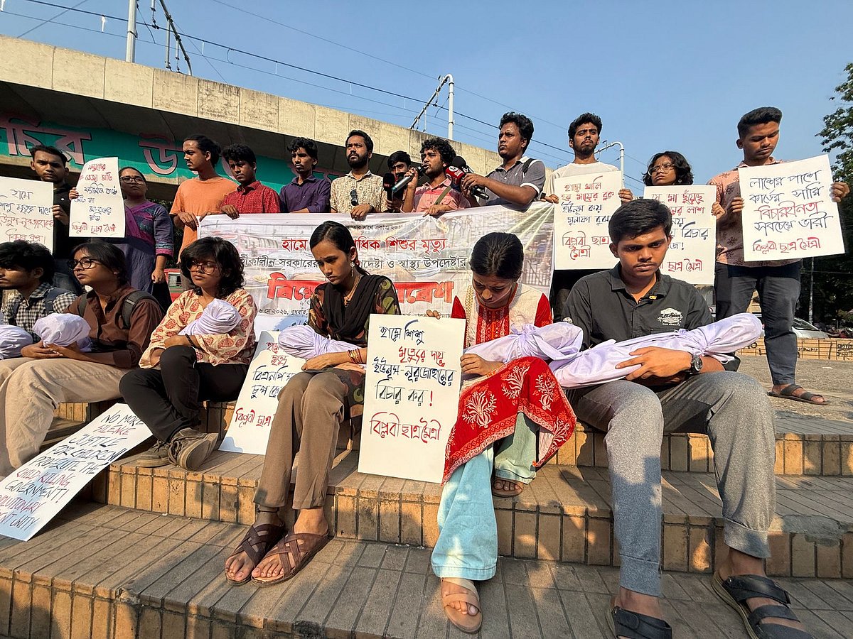 হামে শিশুমৃত্যুর দায়ে সাবেক অন্তর্বর্তী সরকারের প্রধান উপদেষ্টা ও স্বাস্থ্য উপদেষ্টার বিচারের দাবিতে বিক্ষোভ সমাবেশ করে বিপ্লবী ছাত্র মৈত্রী। এ সময় শিশুদের প্রতীকী লাশ কোলে নিয়ে প্রতিবাদ জানান নেতা-কর্মীরা। রাজু ভাস্কর্যের পাদদেশ, ঢাকা বিশ্ববিদ্যালয়। ৬ মে ২০২৬