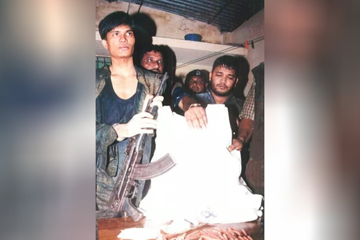 ২০০০ সালের ১ অক্টোবর একে-৪৭ রাইফেলসহ পুলিশের হাতে গ্রেপ্তার হন বড় সাজ্জাদ হিসেবে পরিচিত সাজ্জাদ আলী