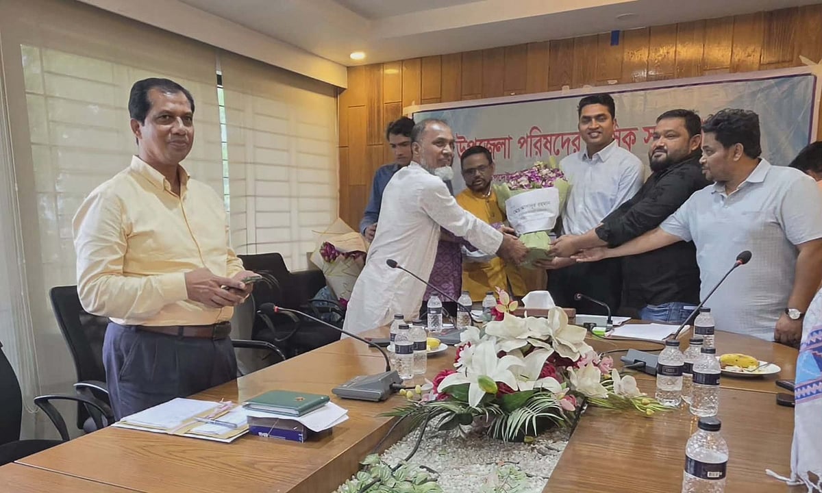 নারায়ণগঞ্জের আড়াইহাজারে উপজেলা পরিষদে উপজেলা নির্বাহী কর্মকর্তাকে (ইউএনও) ফুল দিয়ে শুভেচ্ছা জানান হত্যা মামলার পলাতক আসামি ইউপি চেয়ারম্যানরা। আজ বুধবার দুপুরে