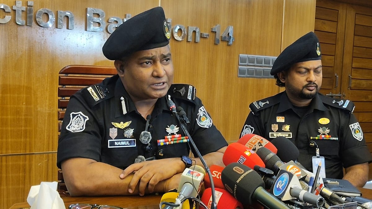 ১১ বছর বয়সী শিশু অন্তঃসত্ত্বা হয়ে পড়ার ঘটনায় করা মামলার আসামি মাদ্রাসার শিক্ষক গ্রেপ্তার নিয়ে র‍্যাবের ব্রিফিং। বুধবার দুপুরে ময়মনসিংহ নগরের আকুয়া বাইপাস এলাকায় র‍্যাব-১৪ প্রধান কার্যালয়ে