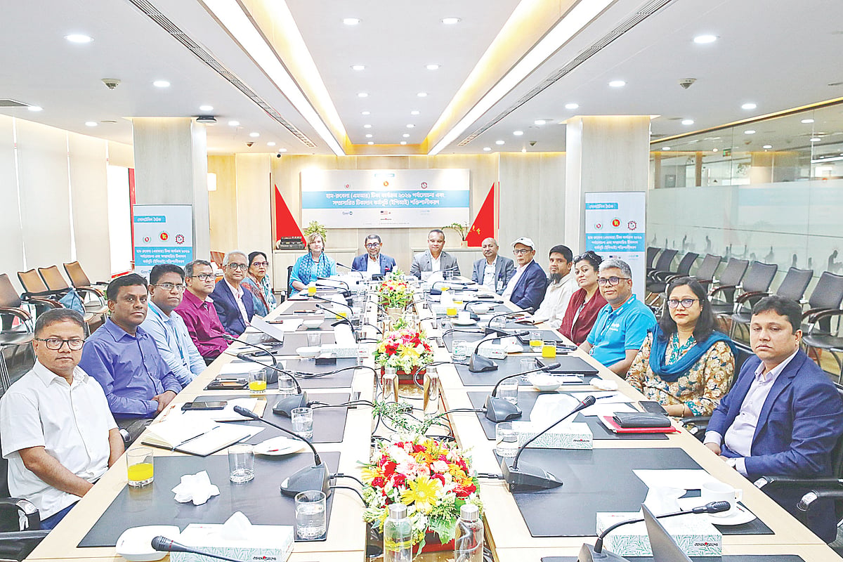 ‘হাম-রুবেলা (এমআর) টিকা কার্যক্রম ২০২৬ পর্যালোচনা এবং সম্প্রসারিত টিকাদান কর্মসূচি (ইপিআই) শক্তিশালীকরণ’ শীর্ষক গোলটেবিল বৈঠকে অতিথিরা। গতকাল রাজধানীর কারওয়ান বাজারে প্রথম আলো কার্যালয়ে