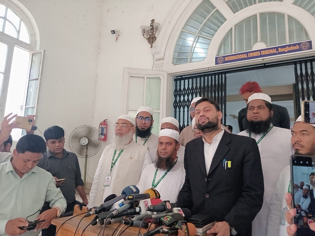 আন্তর্জাতিক অপরাধ ট্রাইব্যুনালের চিফ প্রসিকিউটর আমিনুল ইসলামের সঙ্গে সাক্ষাৎ করে হেফাজতে ইসলামের একটি প্রতিনিধিদল। পরে তাঁরা ট্রাইব্যুনাল প্রাঙ্গণে গণমাধ্যমের সঙ্গে কথা বলেন। আজ বৃহস্পতিবার দুপুরে