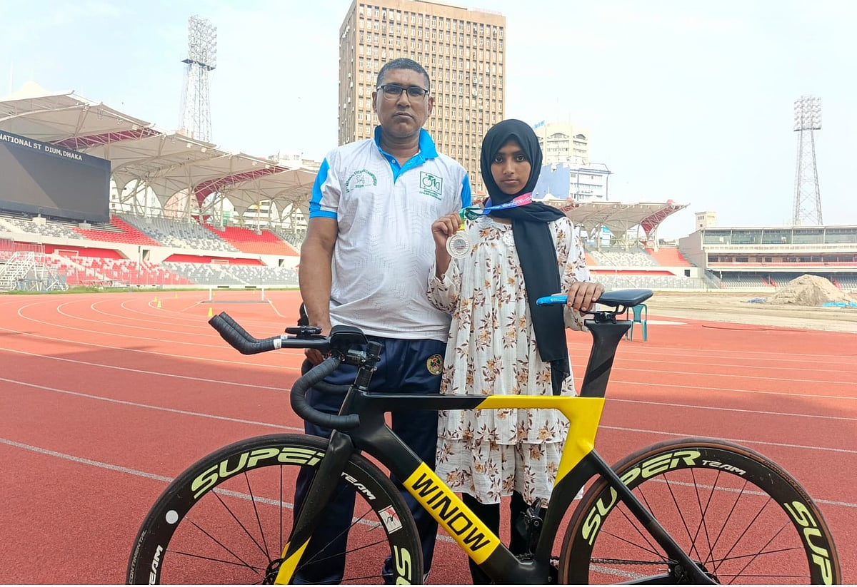 জাতীয় প্রতিযোগিতায় প্রথমবার নেমেই রুপা জিতেছে ১৪ বছরের কিশোরী স্পৃহা। কাল জাতীয় স্টেডিয়ামে তার পাশে ছিলেন বাবা ফিরোজ আলম।