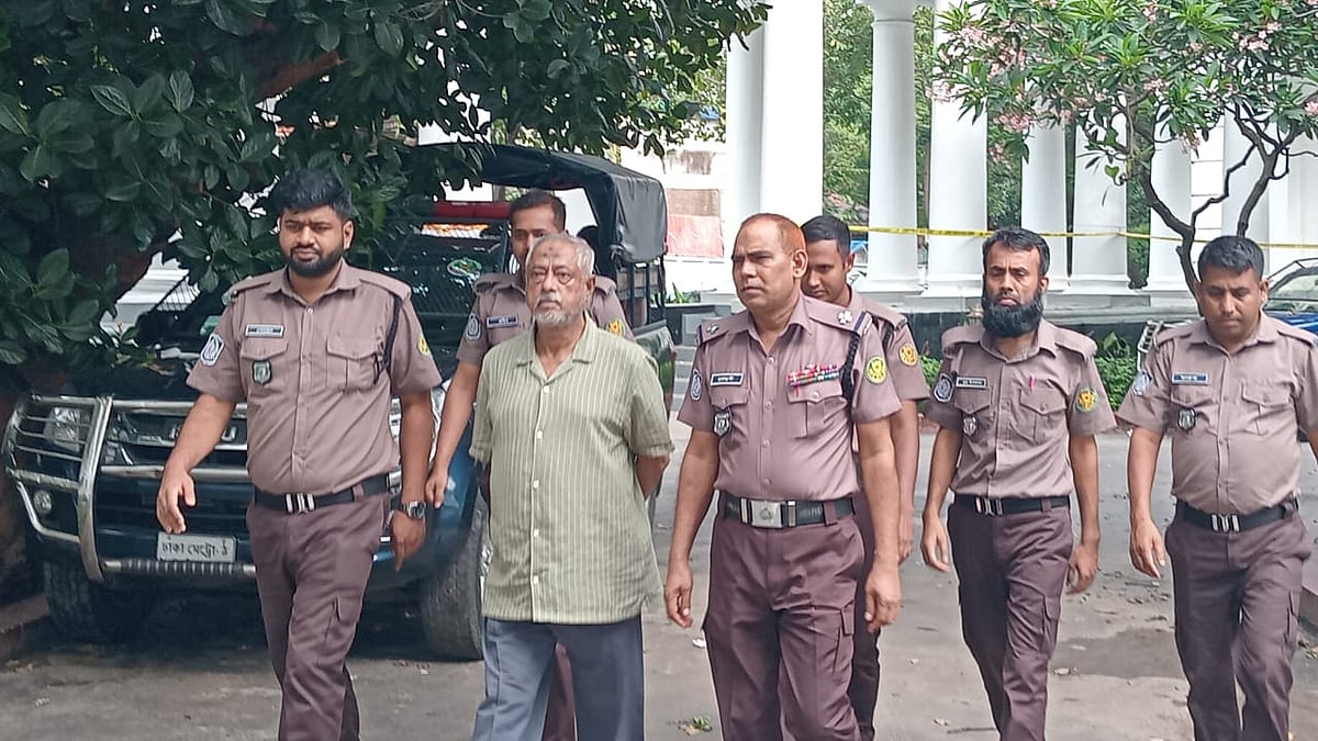 ট্রাইব্যুনালের হাজতখানা থেকে এজলাসে নেওয়া হচ্ছে লেফটেন্যান্ট জেনারেল (অব.) মাসুদ উদ্দিন চৌধুরীকে। ৭ মে