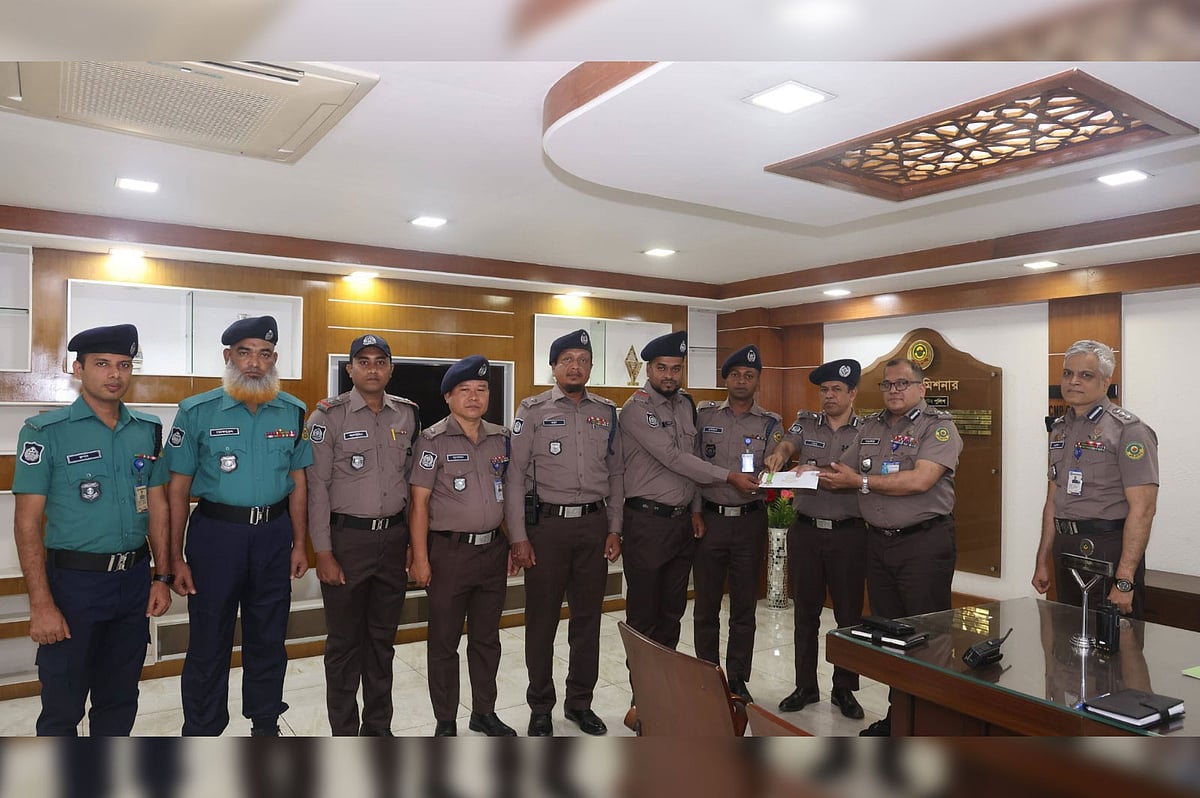 দ্রুত সময়ের মধ্যে এক এসএসসি পরীক্ষার্থীর প্রবেশপত্রসহ ফাইল উদ্ধার করে দেওয়ার দুই ট্রাফিক সার্জেন্টকে পুরস্কৃত করেন নগর পুলিশ কমিশনার হাসান মো. শওকত আলী
