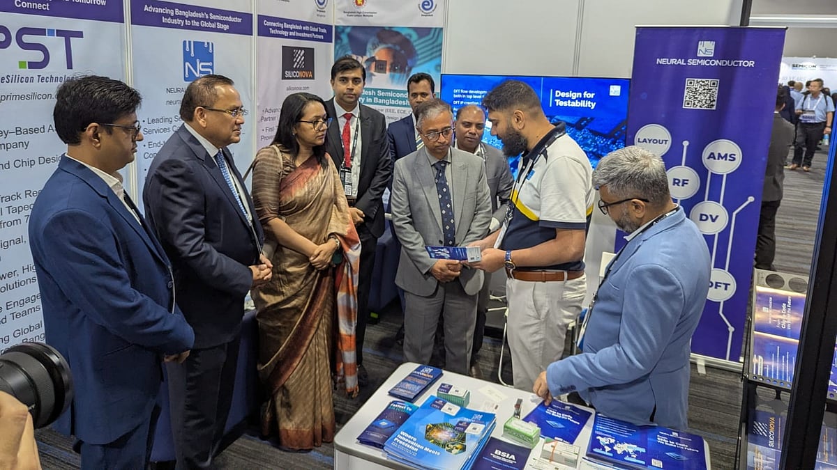বাংলাদেশের স্টল পরিদর্শন করছেন মালয়েশিয়ায় নিযুক্ত বাংলাদেশের হাইকমিশনার মনজুরুল করিম খান চৌধুরী (ডান থেকে তৃতীয়)।
