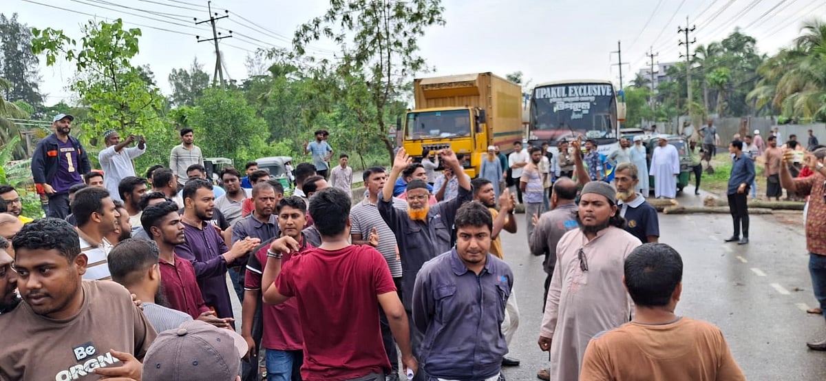 নোয়াখালীতে চাকরিচ্যুতির প্রতিবাদে বেসরকারি বিদ্যুৎ কেন্দ্রের কর্মকর্তা-কর্মচারীরা সড়ক অবরোধ করেন। আজ বিকেলে বেগমগঞ্জ উপজেলার মীরওয়ারিশপুর এলাকায় কুমিল্লা-নোয়াখালী সড়কে