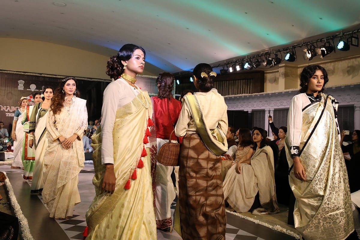 কলকাতার জোড়াসাঁকোর ঠাকুরবাড়ির নারী ও কবির সৃষ্ট বিভিন্ন নারী চরিত্র সেই সময়ের সাজে মঞ্চে হাঁটেন মডেলরা। বৃহস্পতিবার রাজধানীর গুলশানের লেক শোর হোটেলে