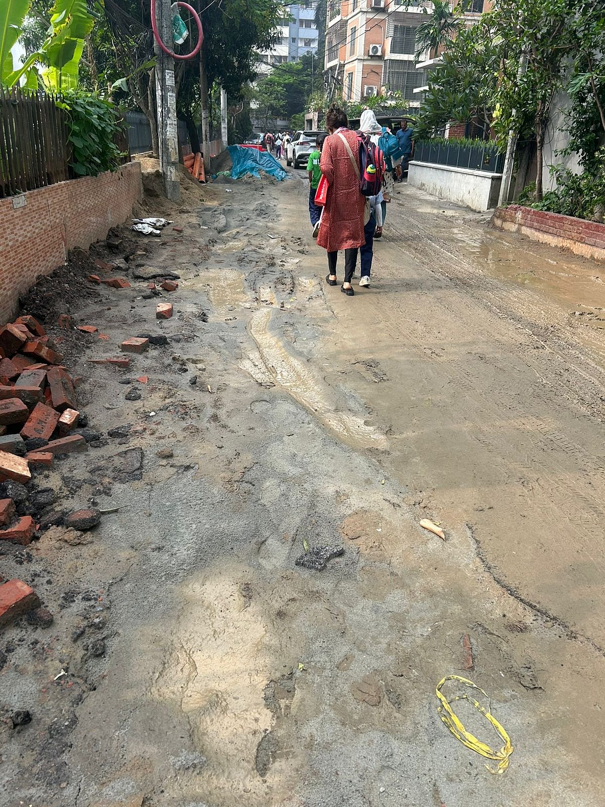 রাজধানীর বেইলি রোডের নও রতন কলোনির কাছে এভাবেই চলছে নির্মাণ কাজ। এভাবে উন্মুক্ত স্থানে নির্মাণ কাজ, ফেলে রাখা সামগ্রী থেকে ধুলো সৃষ্টি হয়। এভাবে ছড়ায় দূষণ