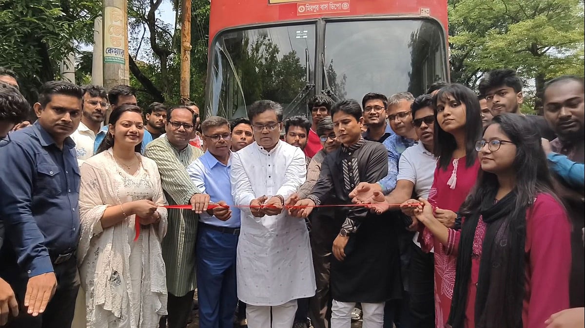 বিশ্ববিদ্যালয়ের দুটি বাসে লাইভ ট্র্যাকিং সিস্টেমের উদ্বোধন করেন বিশ্ববিদ্যালয়ের উপাচার্য মোহাম্মদ কামরুল আহসান। আজ বৃহস্পতিবার দুপুরে জাহাঙ্গীরনগর বিশ্ববিদ্যালয়ের মুরাদ চত্বরে