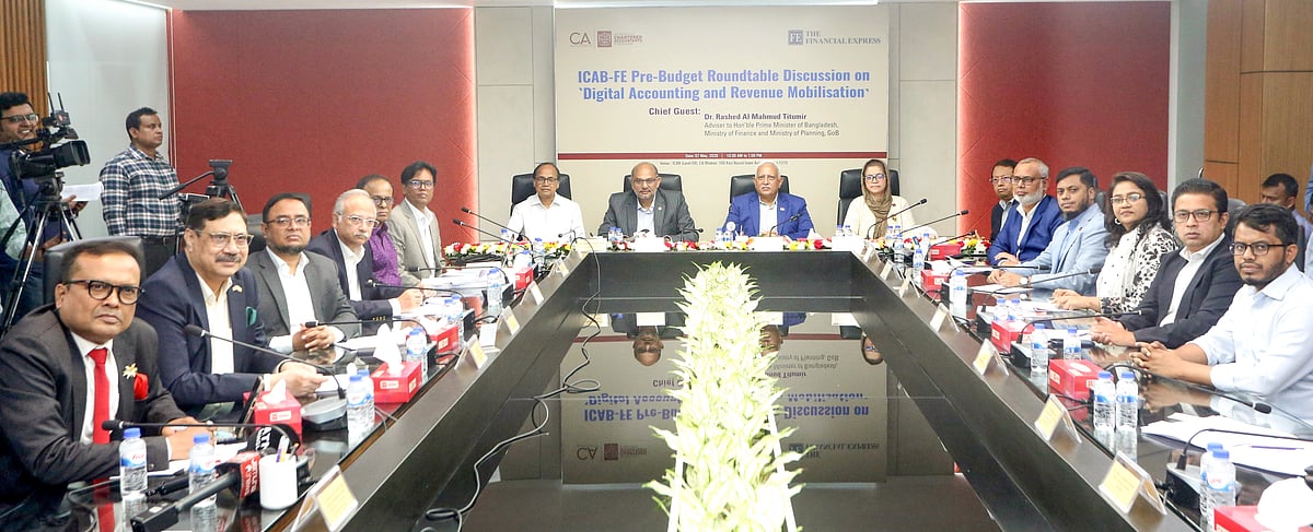 সনদপ্রাপ্ত হিসাববিদদের সংগঠন আইসিএবি ও দ্য ফিন্যান্সিয়াল এক্সপ্রেসের যৌথ আয়োজনে প্রাক্-বাজেট আলোচনায় প্রধান অতিথি প্রধানমন্ত্রীর অর্থ ও পরিকল্পনা উপদেষ্টা রাশেদ আল মাহমুদ তিতুমীরসহ অতিথিরা। আজ ঢাকার কারওয়ান বাজারের সিএ ভবনের সভাকক্ষে।