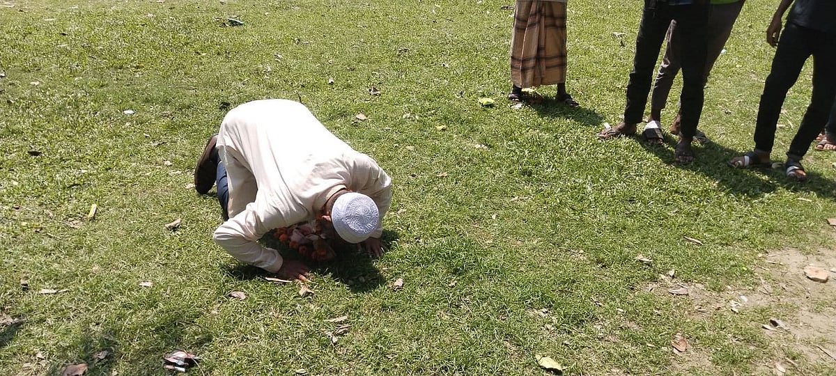 প্রধান শিক্ষক কবির হোসেন মাঠেই সিজদারত। আজ বৃহস্পতিবার সকালে জয়পুরহাটের পাঁচবিবি উপজেলার নিকড়দীঘি নান্দুলা উচ্চবিদ্যালয়ের মাঠে