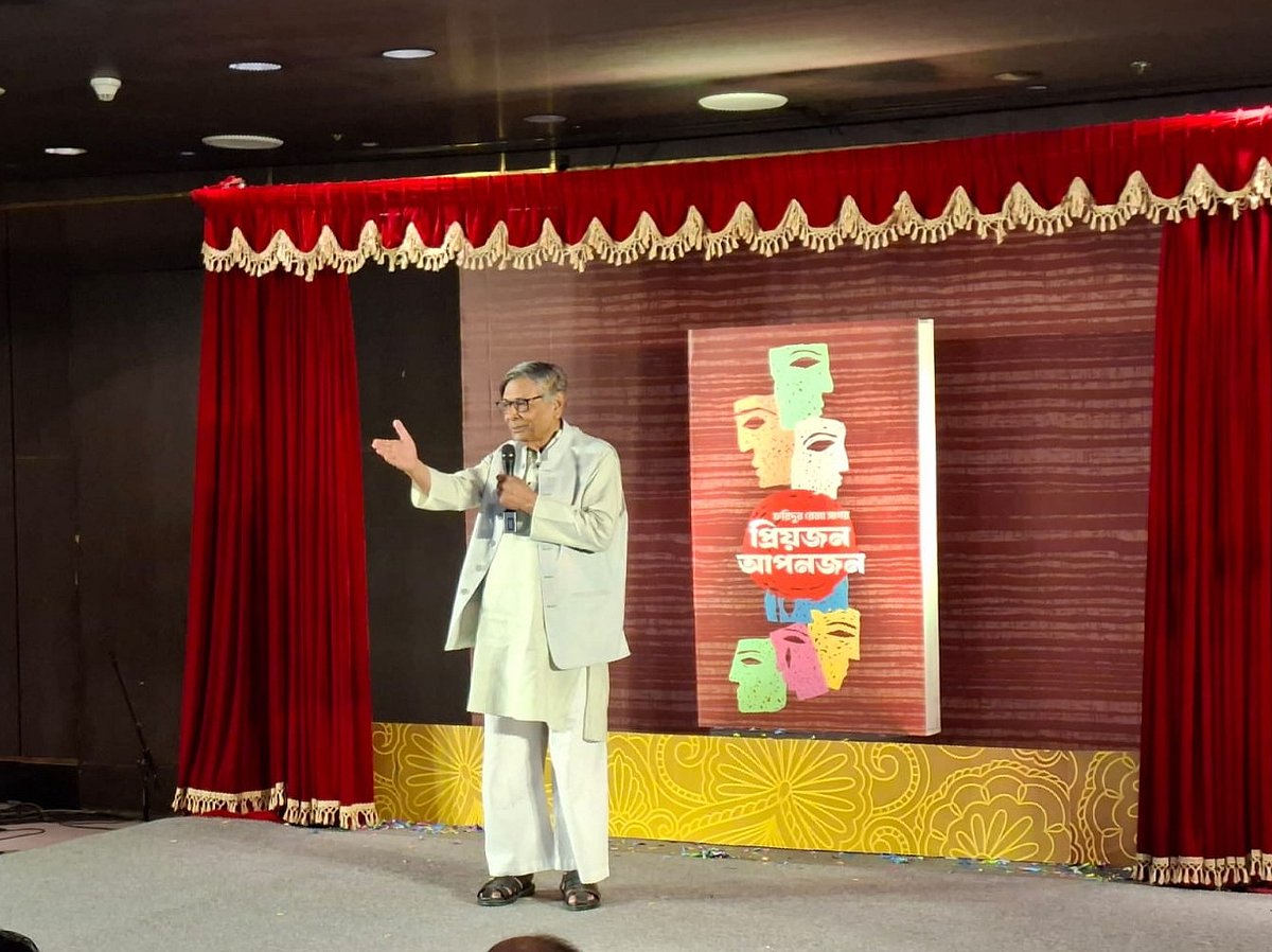 মঞ্চে বিশ্বসাহিত্য কেন্দ্রের প্রতিষ্ঠাতা ও শিক্ষাবিদ অধ্যাপক আবদুল্লাহ আবু সায়ীদ। পেছনে ফরিদুর রেজা সাগরের নতুন বইয়ের প্রচ্ছদ। ৭ মে
