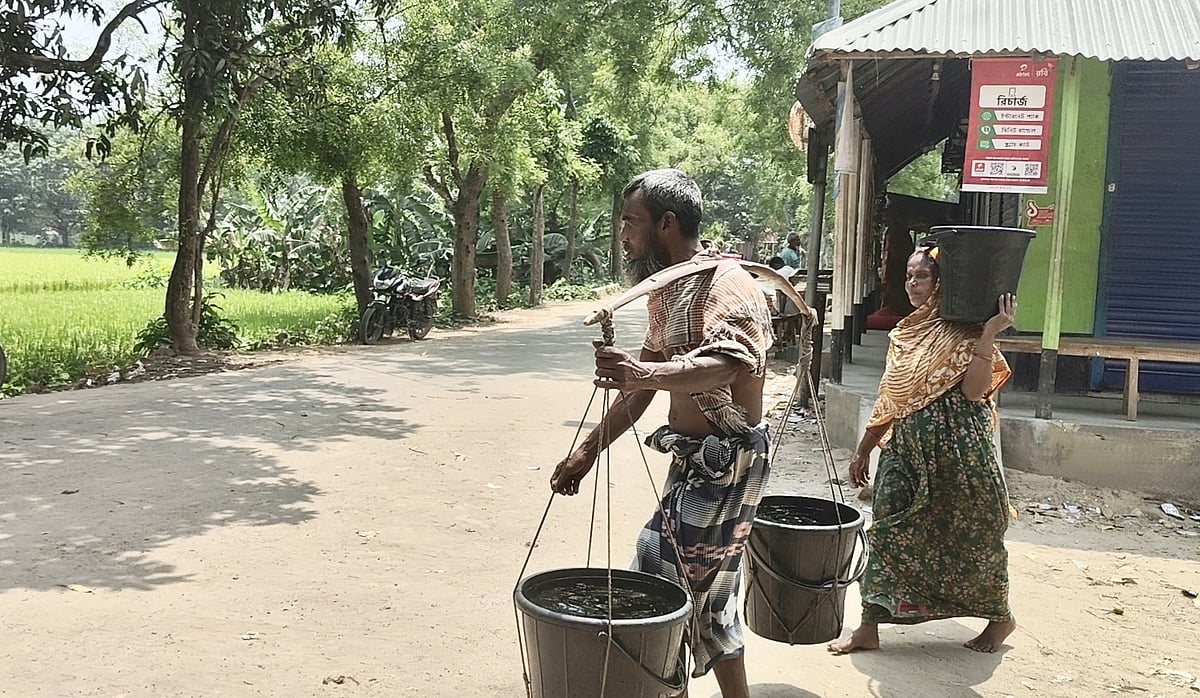 তীব্র পানিসংকটে ভুগছে গ্রামটি। বাড়ির নলকূপে পানি না ওঠায় খাবার পানির জন্য ভরসা মাত্র কয়েকটি স্থানে। পান ও গৃহস্থালির কাজে ব্যবহারের জন্য বাড়ি থেকে দূরের একটি গভীর নলকূপ থেকে বালতিতে পানি সংগ্রহ করছেন এক পরিবারের সদস্যরা।  গত ১৪ এপ্রিল রাজশাহীর তানোর উপজেলার কোন্দাইল গ্রামে