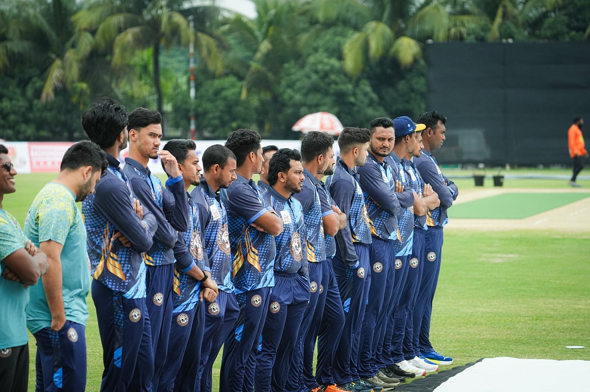 ক্রিকেটাররা যানজটে আটকে থাকায় খেলা শুরু হতে দেরি