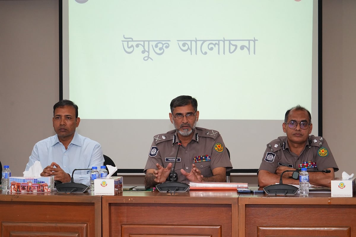 মাসিক অপরাধ পর্যালোচনা সভায় ডিএমপি ভারপ্রাপ্ত কমিশনার মো. সরওয়ার উপস্থিত ডিএমপির ঊর্ধ্বতন পুলিশ কর্মকর্তাদের উদ্দেশে নির্দেশনা দেন। ডিএমপি সদর দপ্তর, ৭ মে