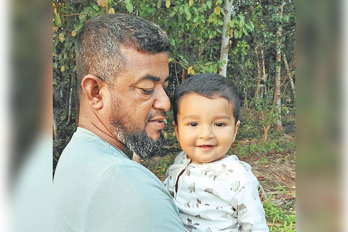 বাবার কোলে ফাইয়াজ হাসান তাজিম