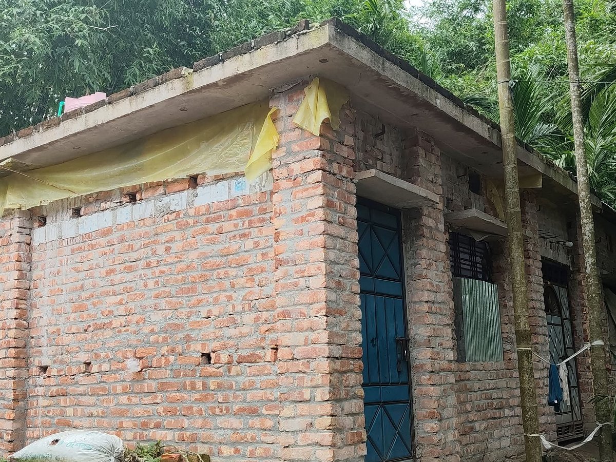 লালমনিরহাটের আদিতমারী উপজেলার ভাদাই ইউনিয়নের ৮ নম্বর ওয়ার্ড বিএনপির সভাপতি দধি প্রসাদ বর্মনের ছাদপেটানো দালানবাড়ি। সম্প্রতি তোলা