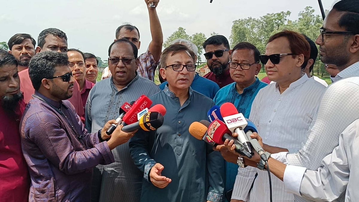 সিলেটে বাইশটিলা এলাকা পরিদর্শনে গিয়ে সাংবাদিকদের সঙ্গে কথা বলেন বাণিজ্যমন্ত্রী খন্দকার আবদুল মুক্তাদির। আজ শুক্রবার দুপুরে