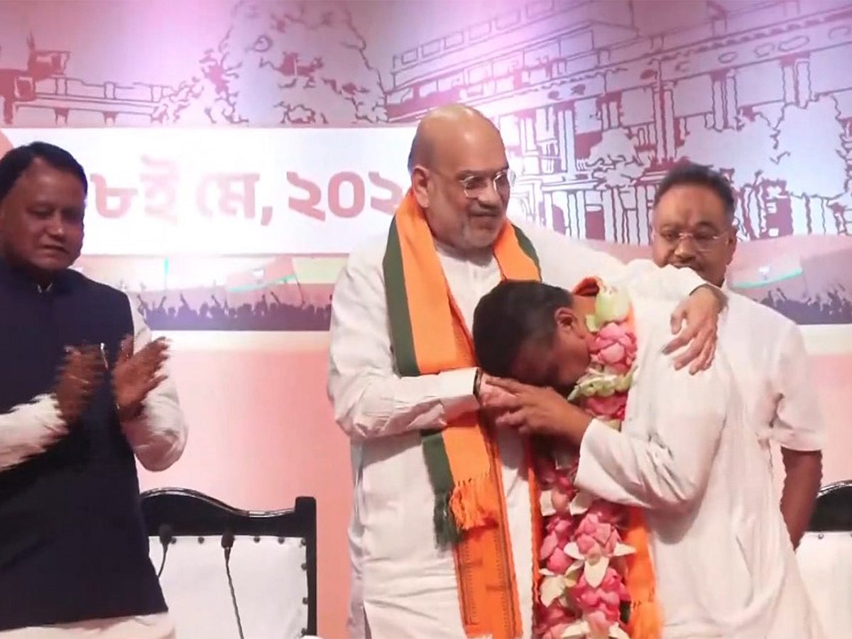 ভারতের কেন্দ্রীয় স্বরাষ্ট্রমন্ত্রী অমিত শাহর সঙ্গে শুভেন্দু অধিকারী। আজ শুক্রবার কলকাতায় রাজ্য বিজেপির বিধায়কদের সভায়